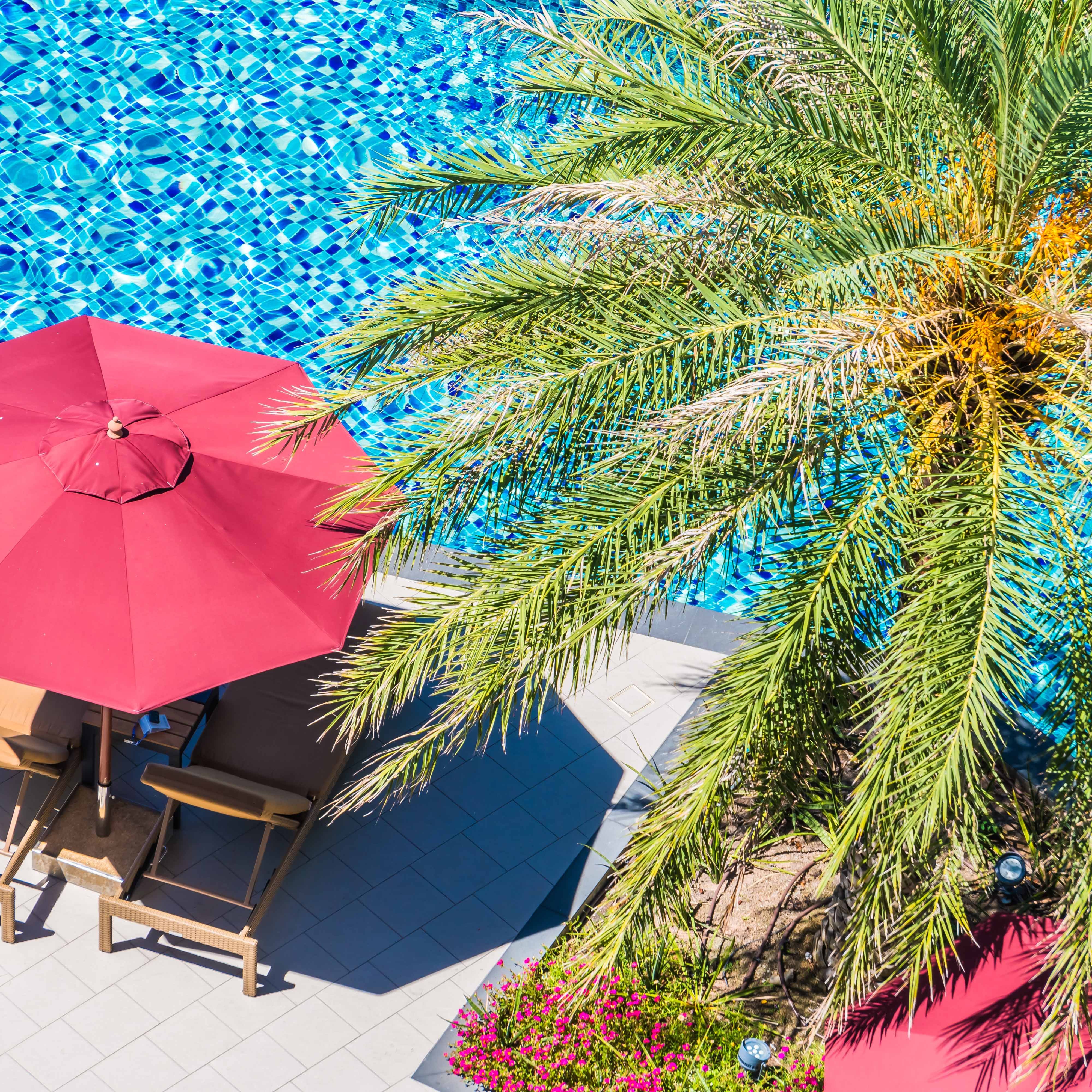 umbrella-chair-around-swimming-pool